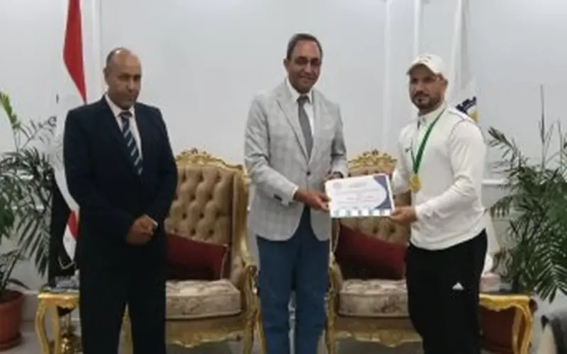 محافظ قنا يكرم بطل العالم في الووشو كونغ فو تقديرًا لإنجازاته الدولية
